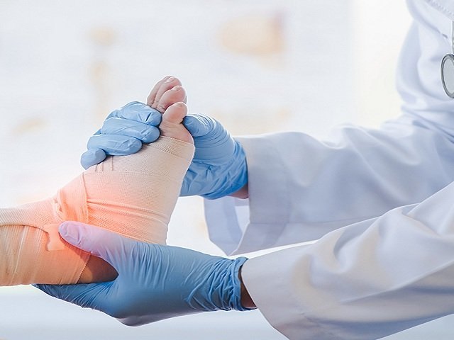 Knee Pain: Home Care vs. When to See a Specialist